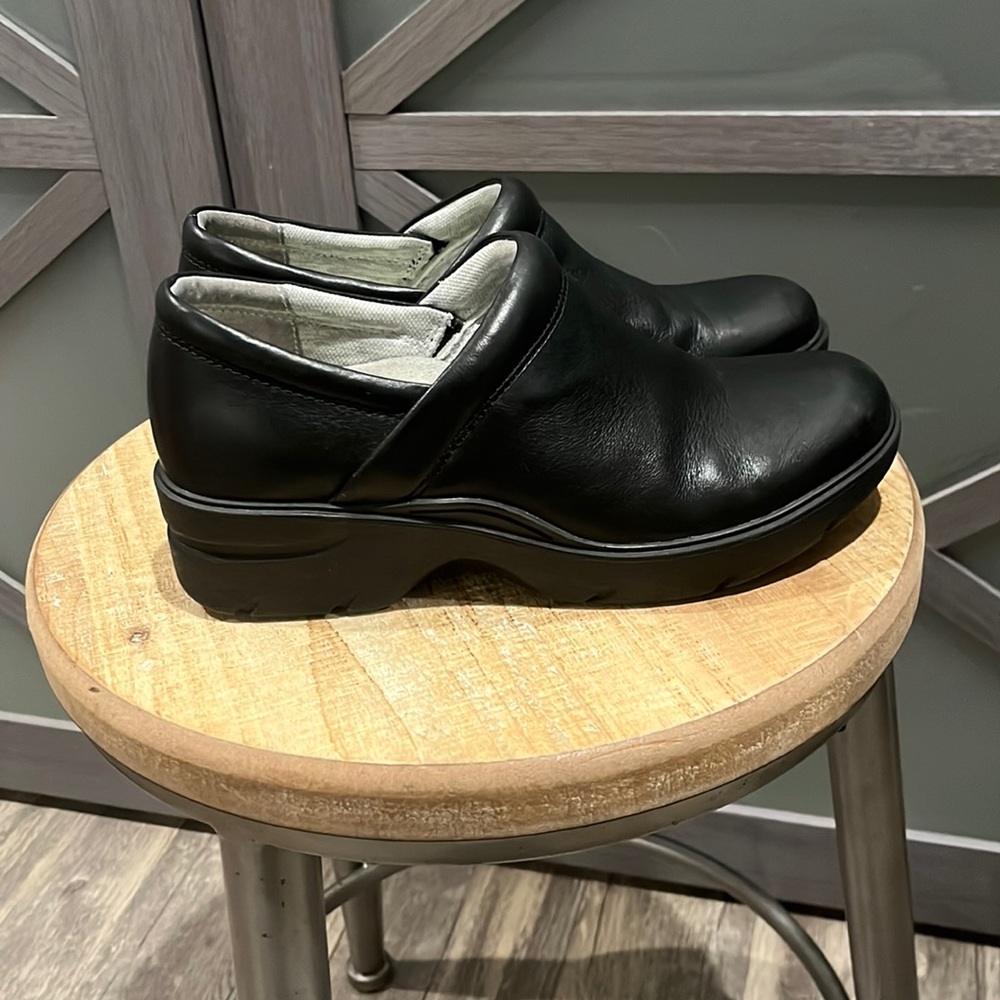 Align Indya clogs leather matte black size 7 1/2 M
